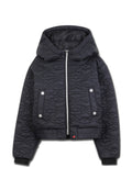 Schwarze gesteppte Jacke mit Kapuze, Frontreißverschluss, Druckknopf-Taschen und gerippten Bündchen, mit einem dezenten floralen Stichmuster.