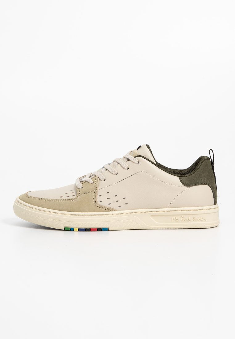 Beige und olivgrüne Sneaker aus Leder und Wildleder, runde Zehenpartie, durchbrochene Akzente und farbige Details an der Sohle.