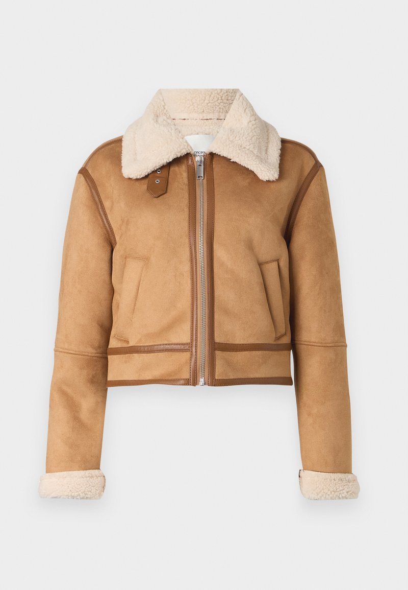Braune Wildleder-Jacke mit kurzem Schnitt und einem Lammfellkragen, Vorderreißverschluss und zwei Seitentaschen. Verziert mit genähten Akzenten und Bündchen.