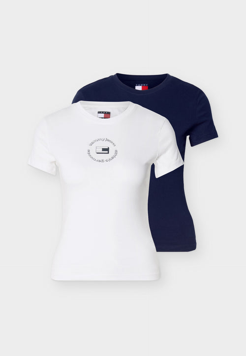 Zwei kurzärmlige T-Shirts mit Rundhalsausschnitt, eines weiß mit einem kreisförmigen Logo und eines uni marineblau, auf einem schlichten Hintergrund präsentiert.