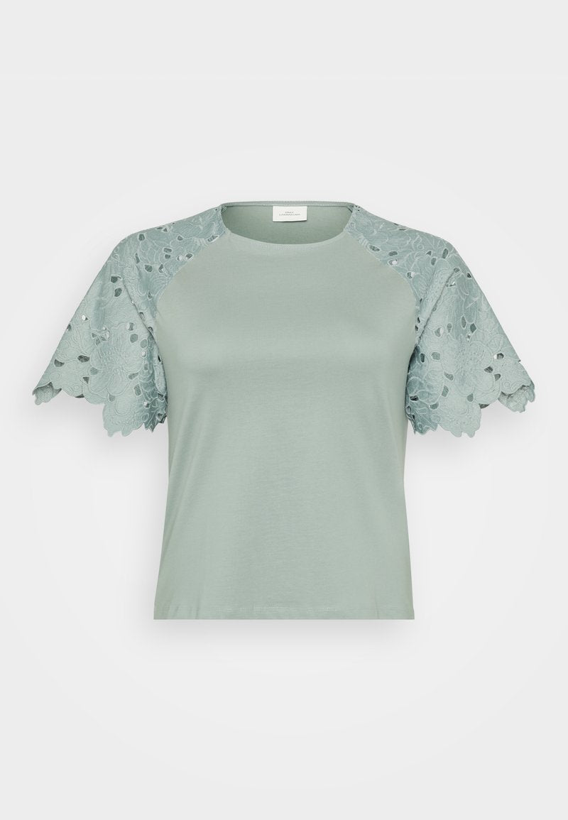 Hellgrünes Oberteil mit Spitzenärmeln, das florale Muster und Ausschnittdetails aufweist, und einen lässigen, aber stilvollen Entwurf präsentiert.