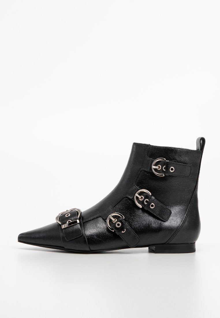 Schwarze Leder-Stiefelette mit spitzem Zehenbereich und vier silbernen Schnallenriemen an der Seite, flache Sohle und Ziehlasche hinten.
