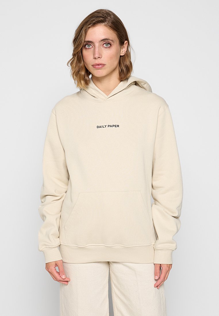 Beige Kapuzenpullover mit Kängurutasche und gesticktem "DAILY PAPER"-Logo. Weicher Stoff mit lässiger Passform und gerippten Bündchen.
