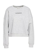 Hellgraues, langärmliges, kurz geschnittenes Sweatshirt mit gerippten Bündchen und Saum, auf der Vorderseite mittig mit schwarzem Text "JUST BOW IT" bedruckt.