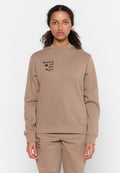 Brauner Sweatshirt mit geripptem Rundhalsausschnitt, das auf der Vorderseite einen Grafikdruck mit dem Text "Women of the Wave" in Schwarz zeigt.