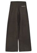 Weit geschnittene Hose aus dunkelgrauem Fleece-Material, mit einem Bund und Seitentaschen. Vorn mit dem Markenlogo versehen.