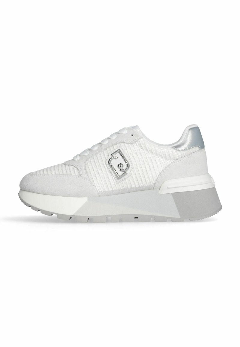 Weißer Sneaker mit niedrigem Schaft aus strukturiertem Stoff, Wildlederdetails, silberner Fersenlasche und einem Metall-Logo an der Seite, auf weißem Hintergrund platziert.