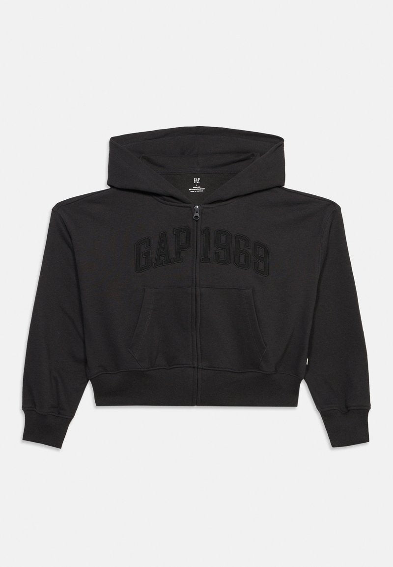 Schwarzer Zip-Hoodie mit Fronttaschen und "GAP 1969" in passendem schwarzem Garn über der Brust bestickt.