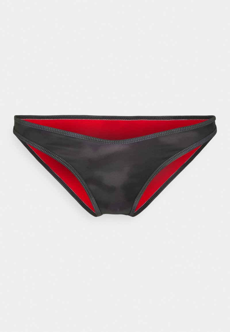 Schwarze Bikiniunterteile mit glatter Textur, die an der Innenseite und an den Seitenpaneelen rote Akzente aufweisen. Genähte Details entlang der Kanten.
