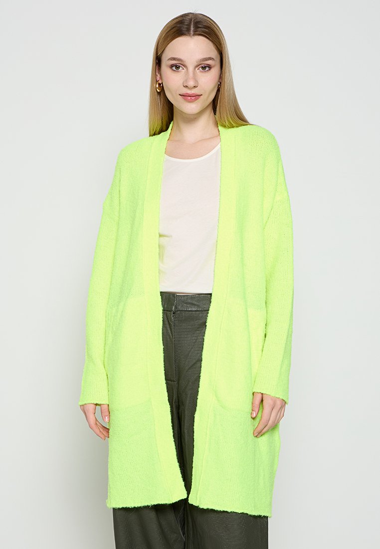 Neon grüne gestrickte Strickjacke mit lockerer Passform, langen Ärmeln, offener Vorderseite und zwei Fronttaschen, strukturierte Oberfläche.