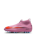 Rosafarbener Nike Air Zoom Fußballschuh mit rotem und schwarzem Swoosh, mittelhohem Schnitt und blauen Stollen auf weißem Hintergrund.
