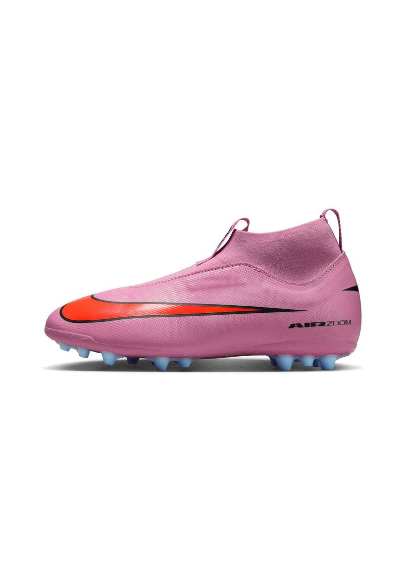 Rosafarbener Nike Air Zoom Fußballschuh mit rotem und schwarzem Swoosh, mittelhohem Schnitt und blauen Stollen auf weißem Hintergrund.
