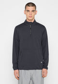 Schwarzer Pullover mit langen Ärmeln, einem halben Reißverschluss, Fronttasche und texturiertem Stoff; mit einem Logo auf der linken unteren Seite.