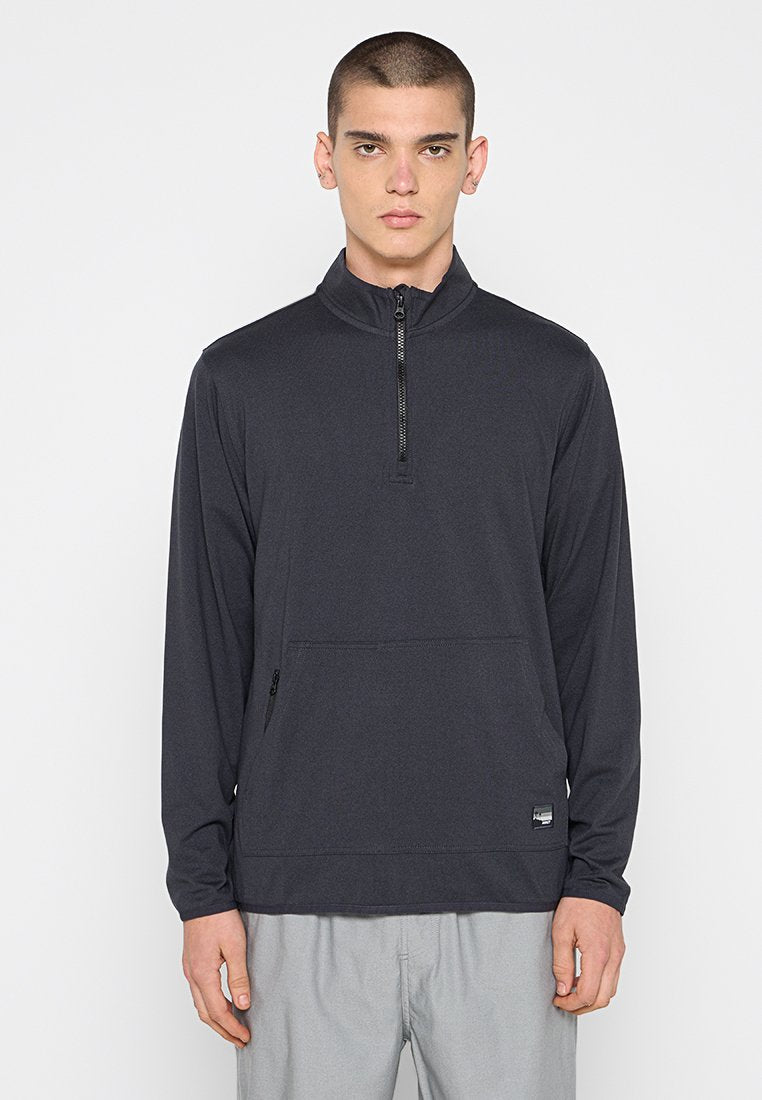Schwarzer Pullover mit langen Ärmeln, einem halben Reißverschluss, Fronttasche und texturiertem Stoff; mit einem Logo auf der linken unteren Seite.