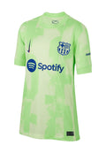 Hellgrünes Fußballtrikot mit strukturiertem Muster, versehen mit dem FC Barcelona-Logo, "Spotify"-Branding und einem soliden Rundhalsausschnitt.