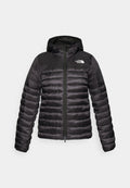 Schwarze gepolsterte Jacke mit Kapuze, mit einem Reißverschluss, horizontalem Steppdesign und einem auffälligen Logo auf der linken Brustseite.