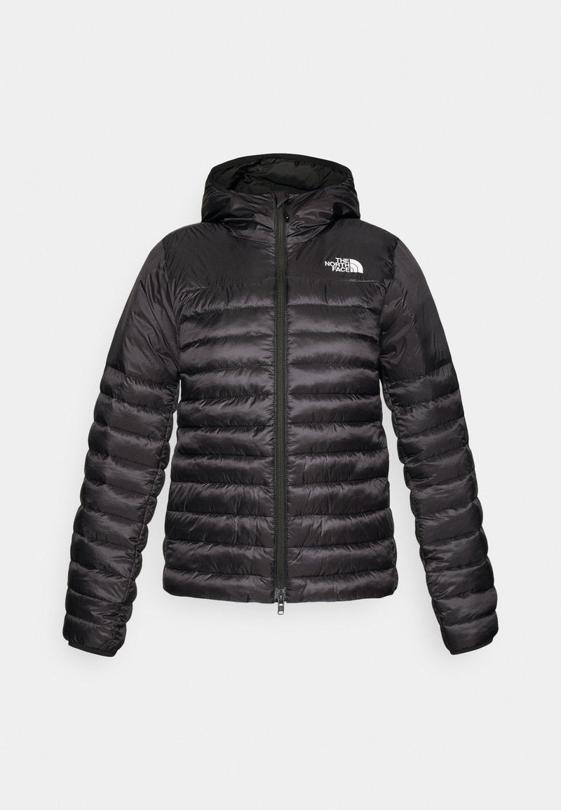 Schwarze gepolsterte Jacke mit Kapuze, mit einem Reißverschluss, horizontalem Steppdesign und einem auffälligen Logo auf der linken Brustseite.