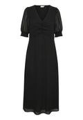Schwarzes Midi-Kleid aus einem glatten Stoff. Mit V-Ausschnitt, gerafftem Detail auf der Vorderseite und Puffärmeln mit elastischen Manschetten.