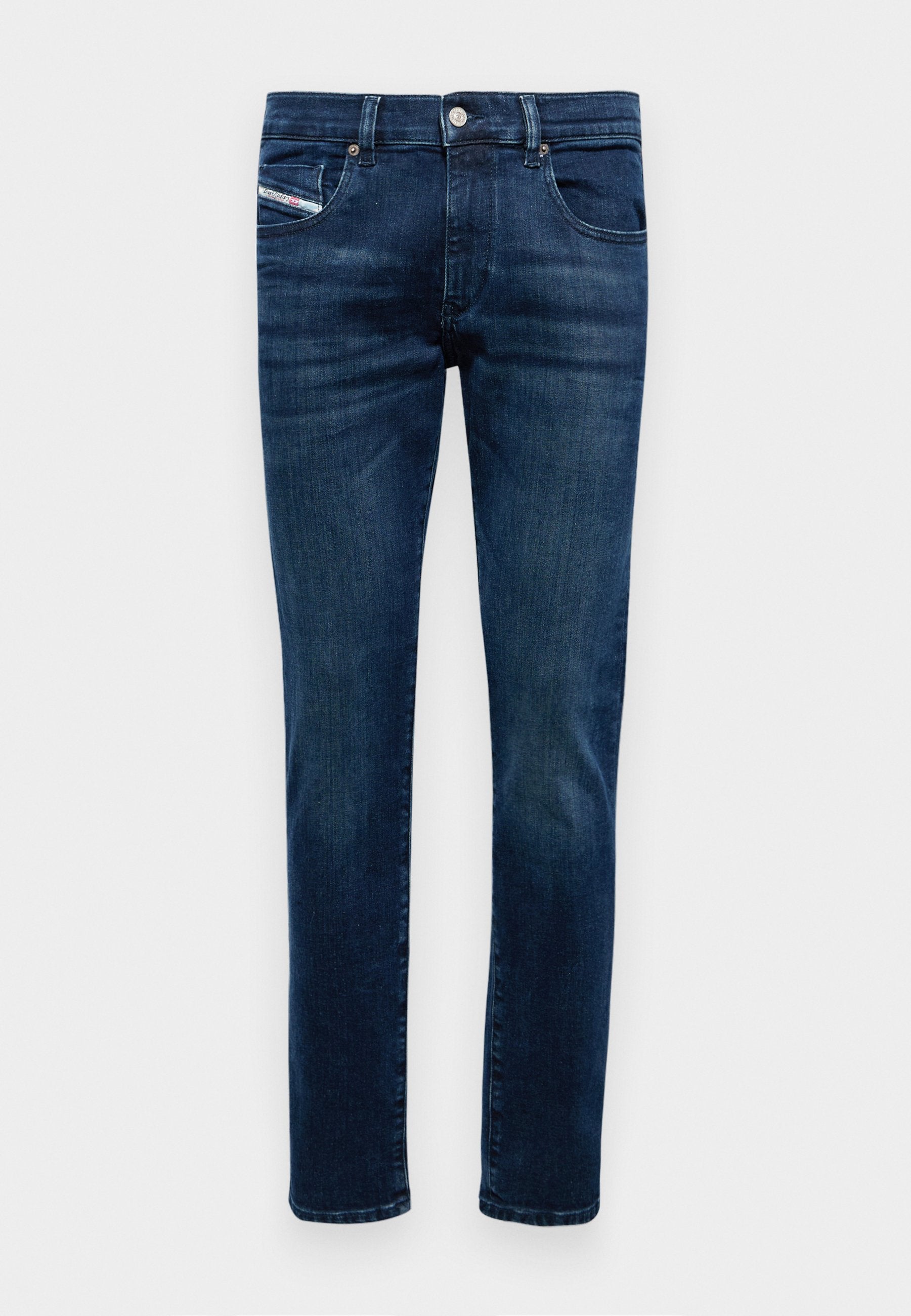 Dunkelblaue Slim-Fit-Jeans für Herren mit fünf Taschen, Knopfverschluss und dezenten Verwaschungen an Oberschenkeln und Knien.