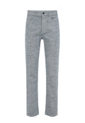 Hellblaue, strukturierte Hose mit geradem Schnitt, ausgestattet mit einem Knopfverschluss und seitlichen Taschen. Das Material wirkt robust und gewebt.