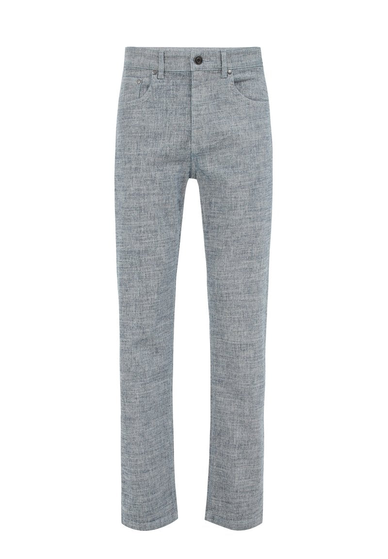 Hellblaue, strukturierte Hose mit geradem Schnitt, ausgestattet mit einem Knopfverschluss und seitlichen Taschen. Das Material wirkt robust und gewebt.