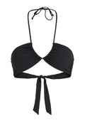 Schwarzes Bikini-Oberteil mit gerafftem Design, Halterneck-Bindungen und einem geknoteten Rückengurt. Aus glattem Stoff mit minimalen Details gefertigt.