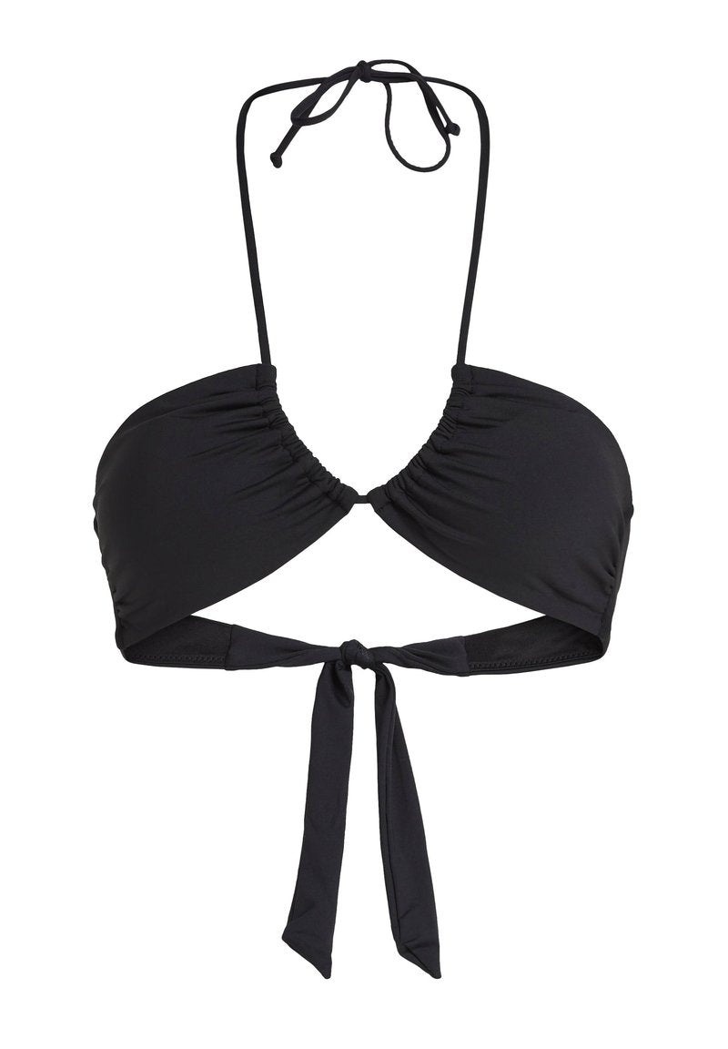 Schwarzes Bikini-Oberteil mit gerafftem Design, Halterneck-Bindungen und einem geknoteten Rückengurt. Aus glattem Stoff mit minimalen Details gefertigt.