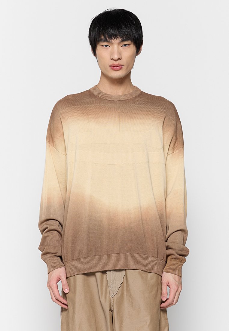 Braun ombre Pullover mit gestrickter Textur, runder Ausschnitt und langen Ärmeln. Gerippte Bündchen und Saum. Sanfter Farbverlauf von hell zu dunkel.