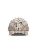 Beige Baseballcap mit vertikalen Nadelstreifen. Mit gesticktem Text "LES DEUX" und der Nummer "11" in kontrastierenden Farben. Design mit gebogenem Schild.