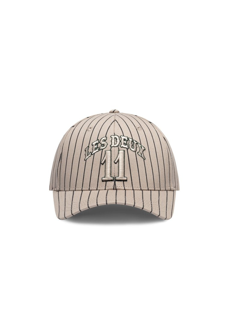 Beige Baseballcap mit vertikalen Nadelstreifen. Mit gesticktem Text "LES DEUX" und der Nummer "11" in kontrastierenden Farben. Design mit gebogenem Schild.