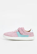 Rosa und türkisfarbener Wildledersneaker mit weißer Sohle, weißen Schnürsenkeln und rosa Klettverschluss auf weißem Hintergrund.