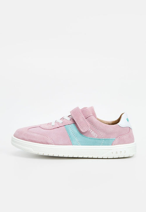 Rosa und türkisfarbener Wildledersneaker mit weißer Sohle, weißen Schnürsenkeln und rosa Klettverschluss auf weißem Hintergrund.