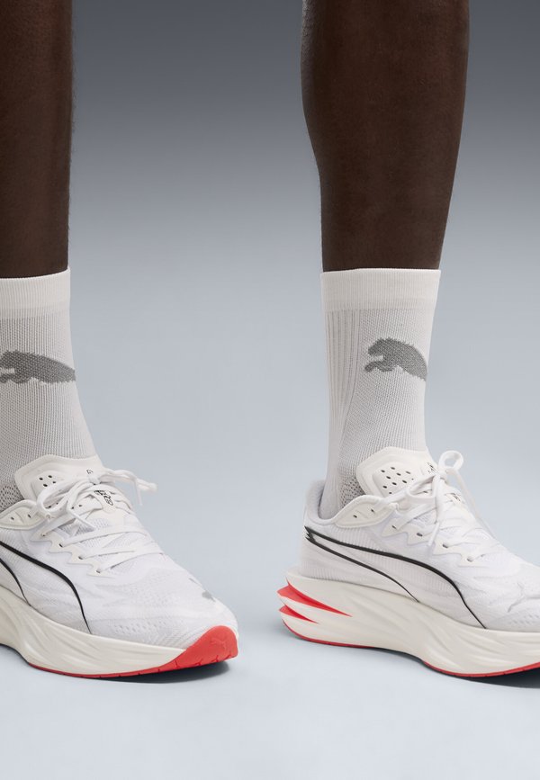Puma DEVIATE PURE NITRO - Road running shoes - white/ultra red/silver-coloured