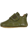 Grüner Lederschuh mit abgerundeter Zehe, verstellbarem Klettverschluss und Wildlederakzenten. Weiche Sohle mit strukturiertem Griff für Komfort und Stabilität.