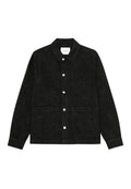 Schwarze Jeansjacke mit einem dezenten Blumenmuster, zwei Fronttaschen, Druckknöpfen und einem Kragen.