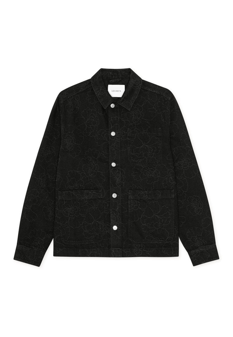 Schwarze Jeansjacke mit einem dezenten Blumenmuster, zwei Fronttaschen, Druckknöpfen und einem Kragen.