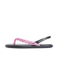 Schwarze flache Sandale mit pink gemustertem Zehenriemen und schwarzem Fersenriemen mit der Aufschrift "Tommy Jeans."
