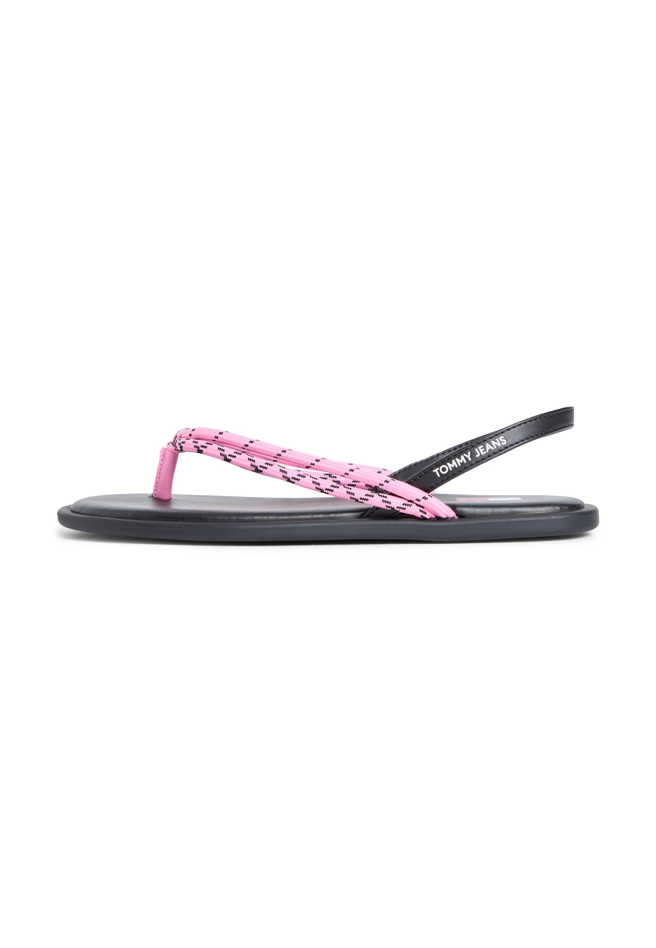Schwarze flache Sandale mit pink gemustertem Zehenriemen und schwarzem Fersenriemen mit der Aufschrift "Tommy Jeans."