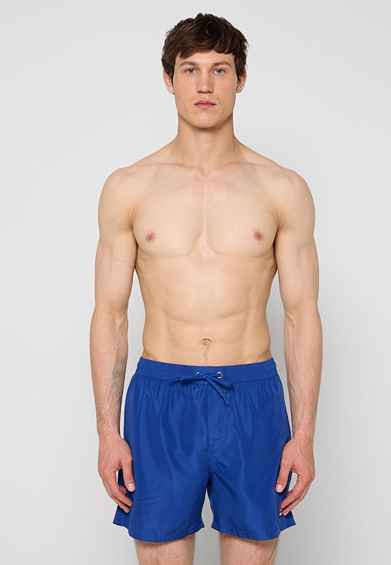 Blaue Badeshorts aus leichtem Stoff, mit einem elastischen Taillenbund und Kordelzug sowie einer glatten, musterlosen Oberfläche.