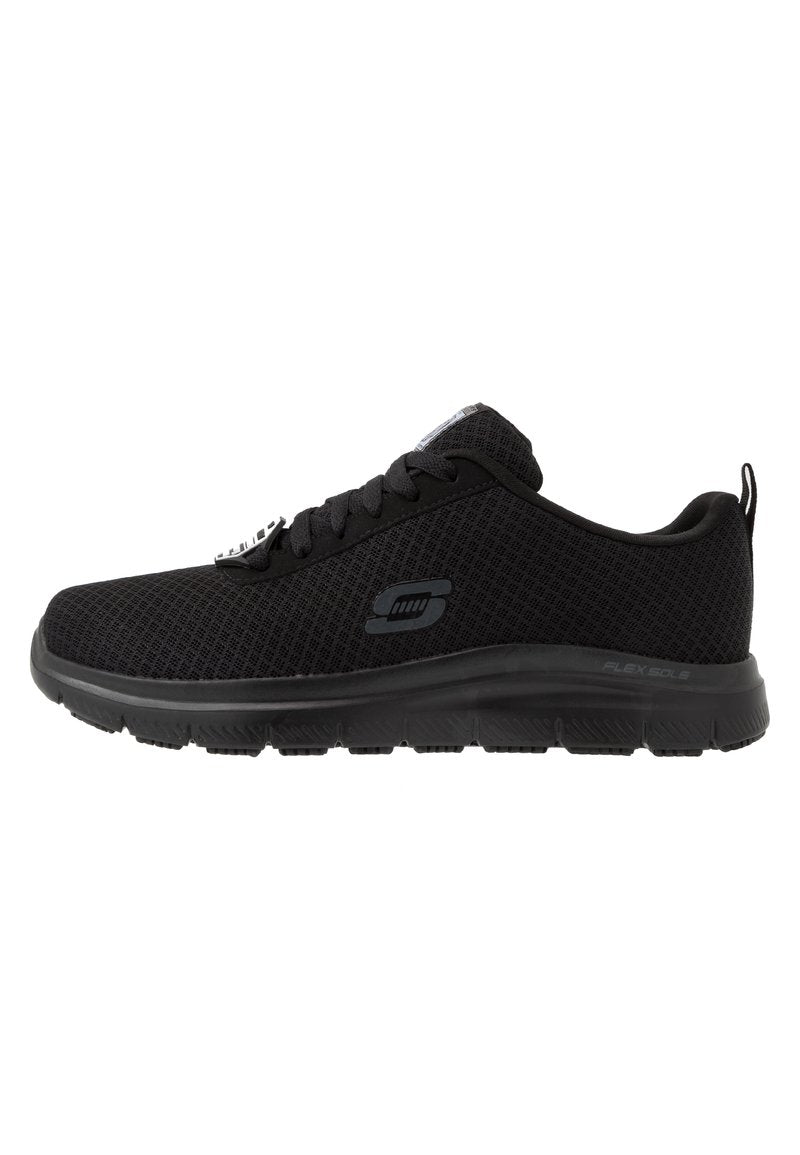 Schwarzer Sportschuh mit einem atmungsaktiven Mesh-Obermaterial, Schnürverschluss und einer gepolsterten schwarzen Gummisohle. Mit einem Logo an der Seite.