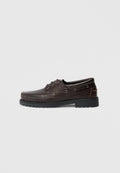 Braune Lederschuhe mit Krokodilleder-Textur, rundem Zehenbereich, Schnürdesign, silbernen Ösen und einer schwarzen Gummisohle mit Profil.