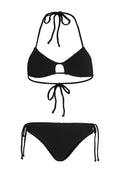 Schwarzes Bikini-Set mit einem Halterneck-Top mit einem Mittel-Ausschnitt und verstellbaren Bändern, kombiniert mit tief sitzenden Unterteilen mit seitlichen Bindebändern.