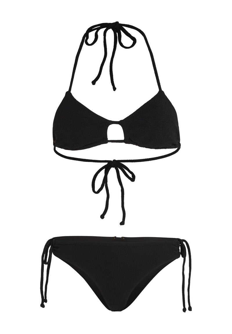 Schwarzes Bikini-Set mit einem Halterneck-Top mit einem Mittel-Ausschnitt und verstellbaren Bändern, kombiniert mit tief sitzenden Unterteilen mit seitlichen Bindebändern.