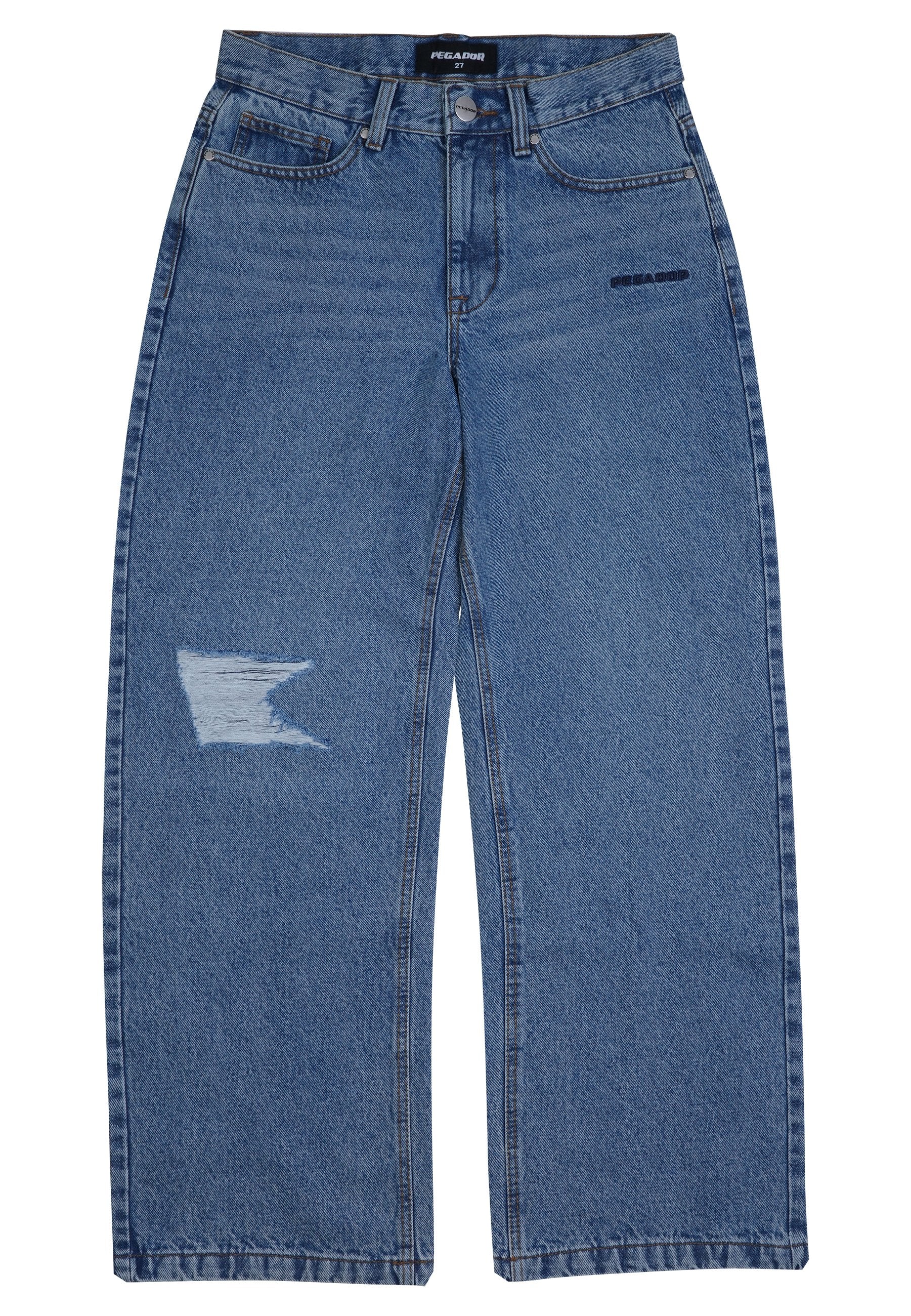 Helle blaue weit geschnittene Jeans aus Denim mit einem Rissdetails am linken Oberschenkel, fünf Taschen sowie einem Knopf- und Reißverschluss.