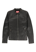 Schwarze Lederjacke mit Stehkragen, durchgehendem Reißverschluss und zwei seitlichen Reißverschlusstaschen. Mit einem kleinen gestickten Diesel-Logo auf der Brust.