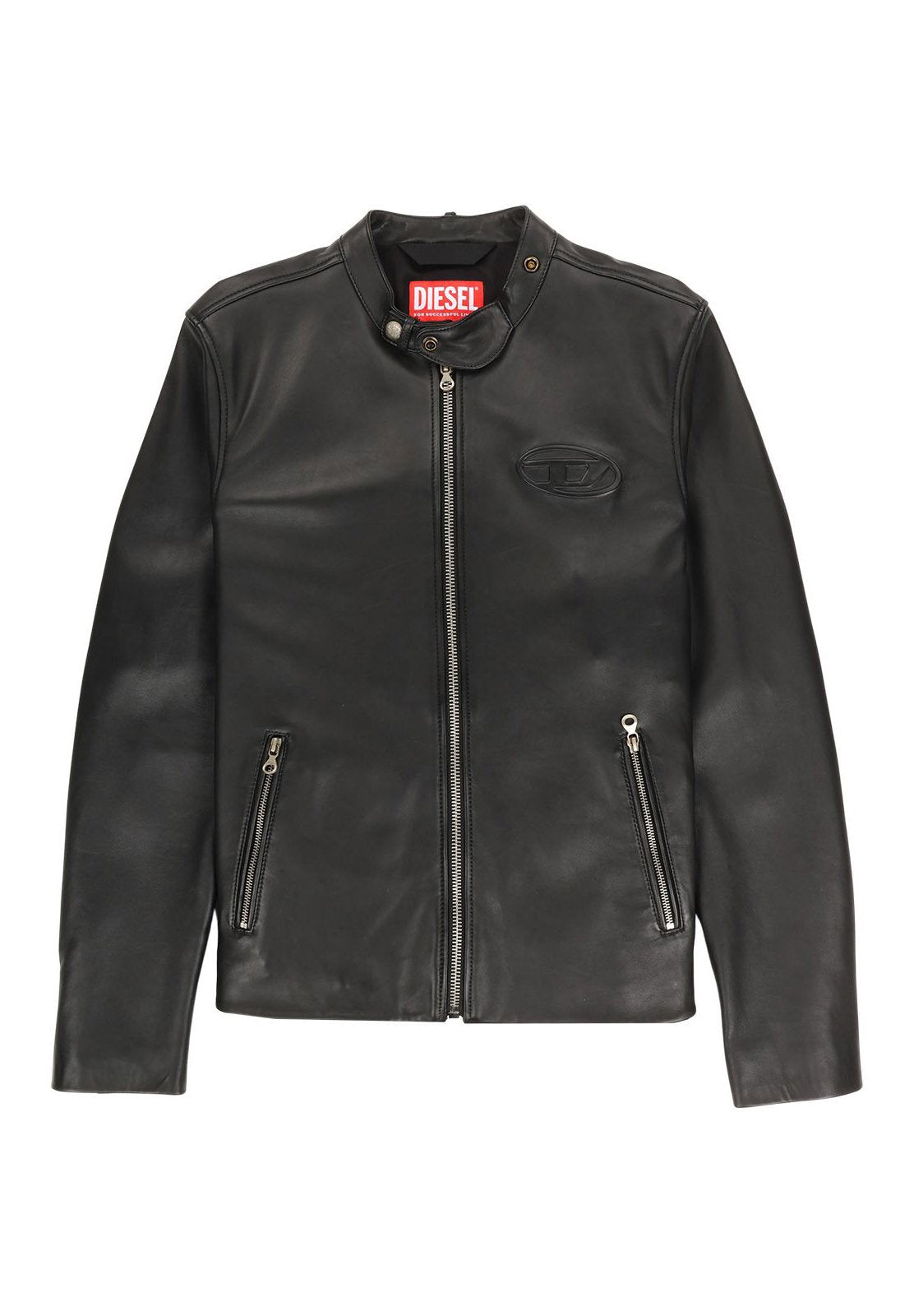 Schwarze Lederjacke mit Stehkragen, durchgehendem Reißverschluss und zwei seitlichen Reißverschlusstaschen. Mit einem kleinen gestickten Diesel-Logo auf der Brust.