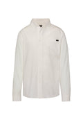 Langärmeliges weißes Hemd mit Knöpfen, Button-Down-Kragen und Brusttasche mit einem kleinen schwarz-weißen Etikett.
