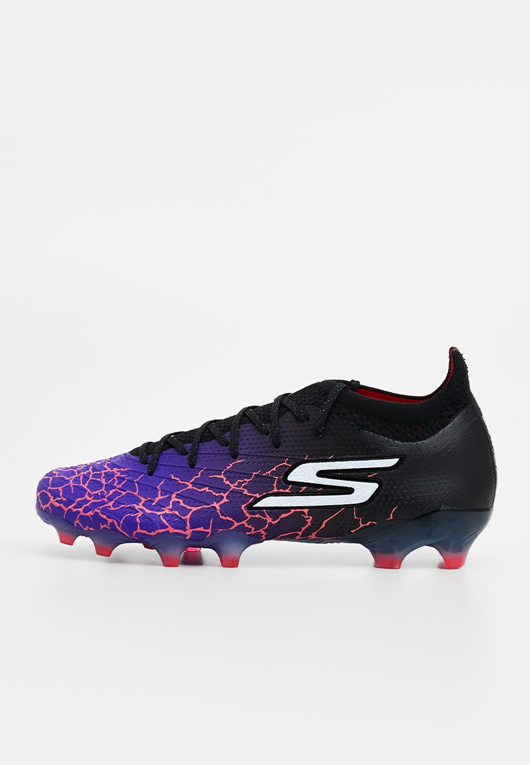 Fußballschuh mit einem schwarz-purpurfarbenen Farbverlauf und rot-orangefarbenen Blitzmustern. Strukturiertes Obermaterial und geformte Außensohle mit bunten Stollen.