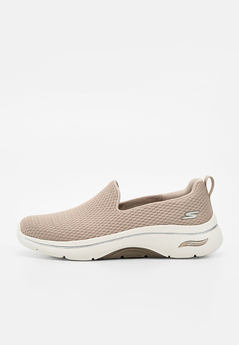 Beiger Slip-On-Sneaker mit atmungsaktivem Mesh-Obermaterial, gepolsterter weißer Sohle, Zuglasche an der Ferse und dezentem Markenlogo an der Seite.