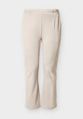 Beige Damenhose mit geradem Bein, dezenten Falten und schlanken, dekorativen goldenen Verschlüssen am Bund, dargestellt vor weißem Hintergrund.